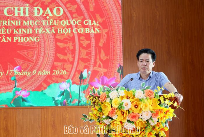 Đồng chí Nguyễn Văn Nghiệp - Chủ tịch UBND phường Tân Phong phát biểu tại cuộc họp.