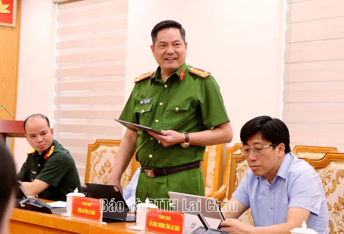 Lãnh đạo các cơ quan, đơn vị liên quan tham gia ý kiến tại cuộc họp.