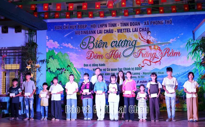 Lãnh đạo Ngân hàng Vietinbank và xã Phong Thổ tặng quà cho học sinh.