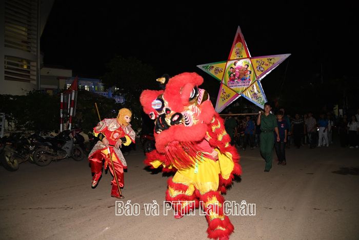 Các em thiếu niên, nhi đồng tham gia rước đèn.