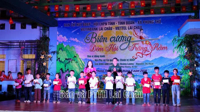 Đại tá Lê Công Thành - Phó Chính ủy BĐBP tỉnh và đồng chí Ngô Thị Bích Hạnh - Chủ tịch Hội LHPN tỉnh tặng quà cho các cháu thiếu nhi.