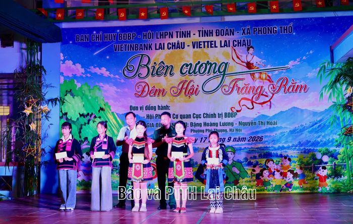 Đại diện BĐBP tỉnh và xã Phong Thổ trao phần thưởng cho các đội đạt giải trong phần thi “Mâm cỗ trung thu”.