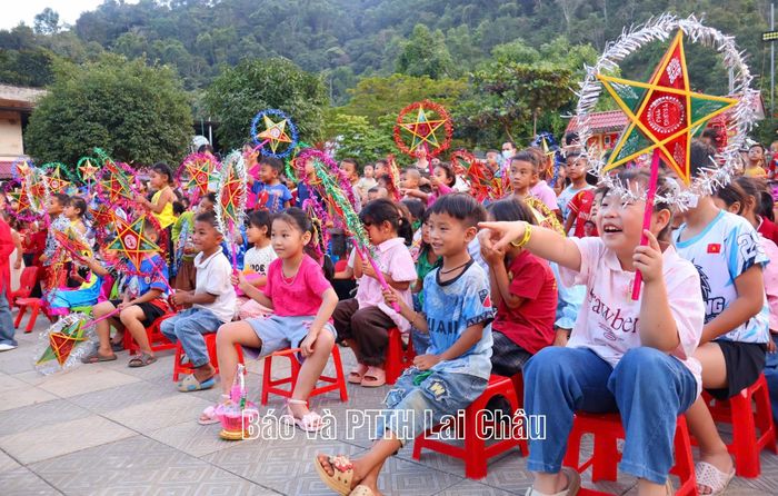 Các em thiếu niên, nhi đồng hào hứng tham gia chương trình.