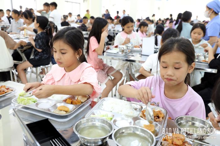 Bữa cơm trưa tại trường của các em học sinh Trường Phổ thông nội trú Tiểu học và Trung học cơ sở Mẫu Sơn