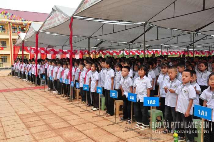 Học sinh Trường phổ thông nội trú Tiểu học và Trung học cơ sở Quốc Khánh trong ngày khai giảng năm học mới