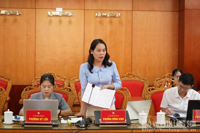Lãnh đạo UBND phường Đông Kinh phát biểu tại cuộc họp