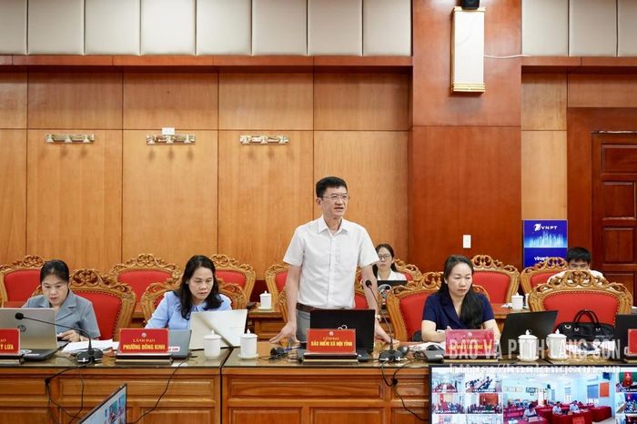 Lãnh đạo Bảo hiểm xã hội tỉnh phát biểu tại cuộc họp