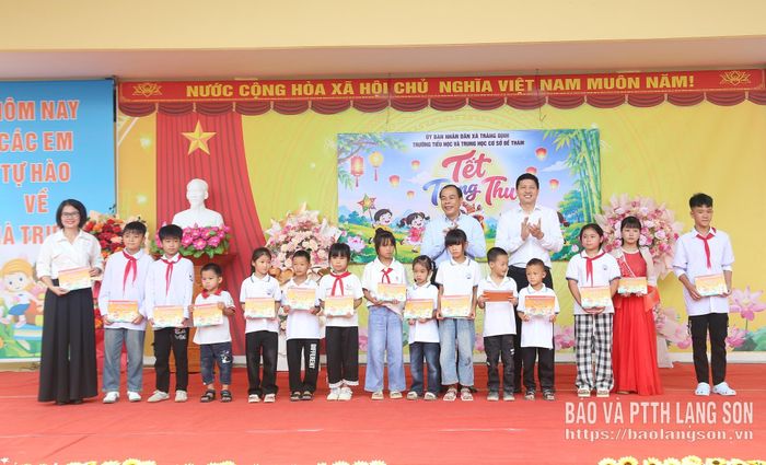 Đồng chí Phó Bí thư Tỉnh ủy và lãnh đạo Sở Giáo dục và Đào tạo trao quà cho các em học sinh có hoàn cảnh khó khăn của nhà trường