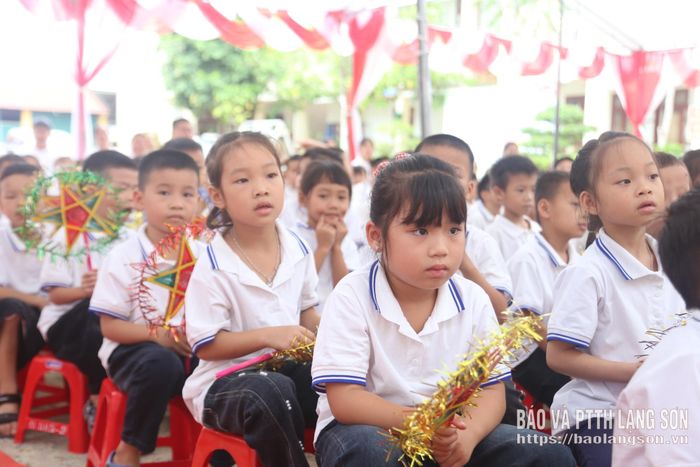 Các em học sinh Trường Tiểu học và Trung học cơ sở Đề Thám vui Tết Trung thu 