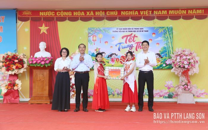 Đồng chí Phó Bí thư Tỉnh ủy và lãnh đạo Sở Giáo dục và Đào tạo trao quà Quỹ Bảo trợ trẻ em tỉnh Lạng Sơn cho học sinh nhà trường