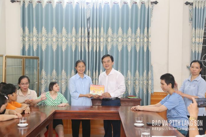Lãnh đạo Sở Y tế tỉnh trao hỗ trợ của Quỹ Bảo trợ trẻ em tỉnh cho đại diện Mái ấm tình thương Vinh Sơn