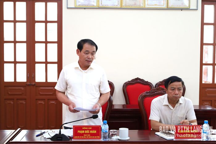 Đồng chí Giám đốc Sở Văn hóa, Thể thao và Du lịch, Phó Trưởng đoàn kiểm tra phát biểu tại buổi kiểm tra xã Hoàng Văn Thụ