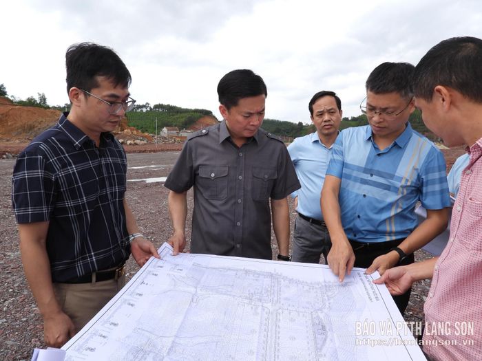 Đại diện Ban Quản lý dự án đầu tư xây dựng tỉnh báo cáo với đoàn công tác về phương án triển khai dự án hỗ trợ ngoài hàng rào tại cụm công nghiệp Hòa Sơn 1