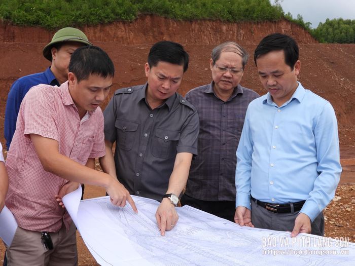 Đại diện đơn vị quản lý dự án cụm công nghiệp Hòa Sơn 1 báo cáo với đoàn công tác về tình hình thi công hạ tầng kỹ thuật tại dự án