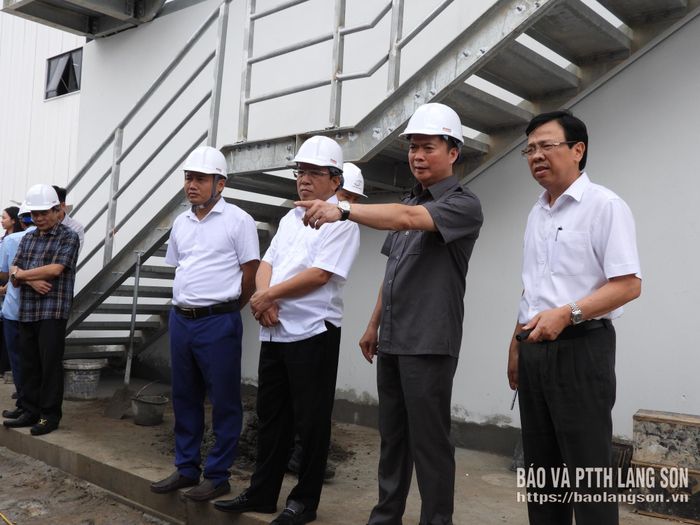 Đồng chí Phó Chủ tịch Thường trực UBND tỉnh kiểm tra thực tế khu vực xử lý nước thải tại dự án cụm công nghiệp Hồ Sơn 1