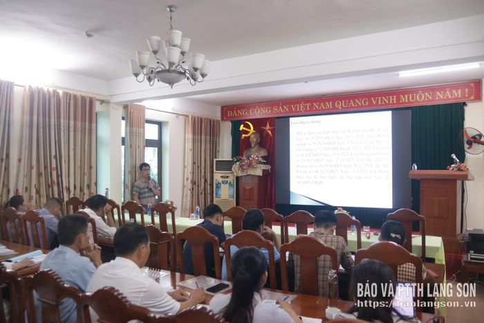 Báo cáo viên truyền đạt một số nội dung tại lớp tập huấn