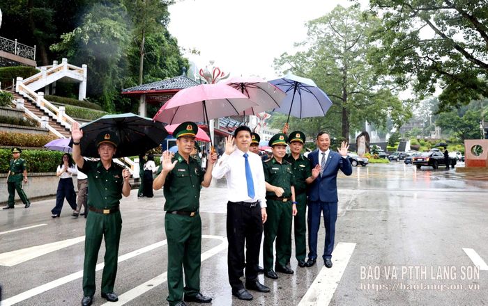 Đồng chí Vũ Hoàng Anh, Phó Bí thư Tỉnh ủy, Chủ tịch UBMTTQ Việt Nam tỉnh và lãnh đạo các cơ quan, đơn vị của tỉnh chia tay Đoàn công tác của Chính phủ