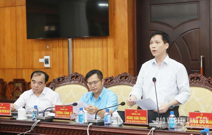 Lãnh đạo Sở Dân tộc và Tôn giáo báo cáo các nội dung tại hội nghị