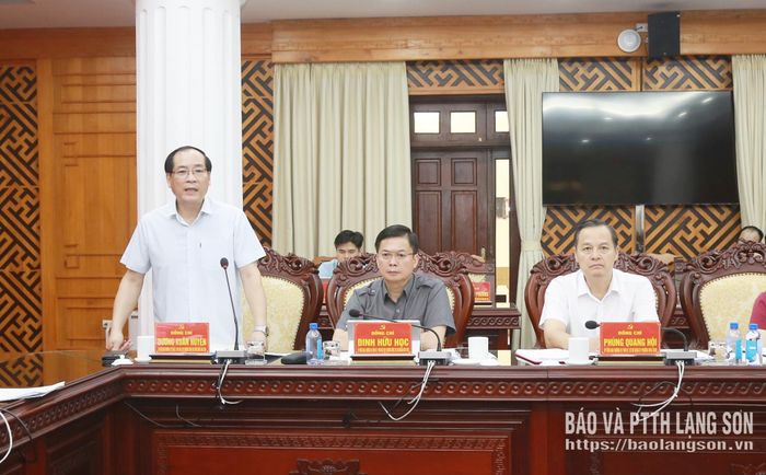 Đồng chí Dương Xuân Huyên, Phó Chủ tịch Thường trực HĐND tỉnh phát biểu tại hội nghị