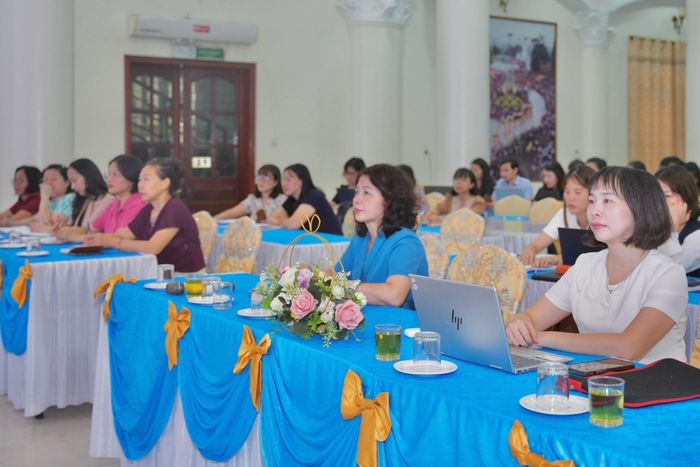 Các cán bộ, giáo viên tham dự lớp bồi dưỡng