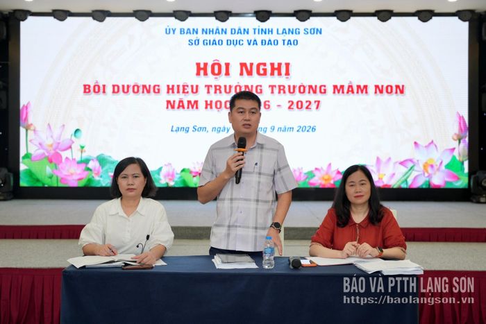 Lãnh đạo Sở Giáo dục và Đào tạo điều hành nội dung thảo luận tại hội nghị