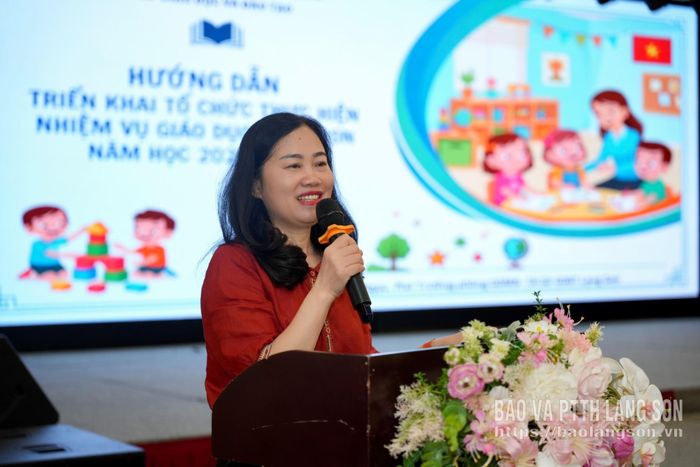 Lãnh đạo Phòng Giáo dục Mầm non - Tiểu học trình bày nội dung hướng dẫn triển khai tổ chức thực hiện nhiệm vụ giáo dục mầm non năm học 2026 - 2027 tại hội nghị