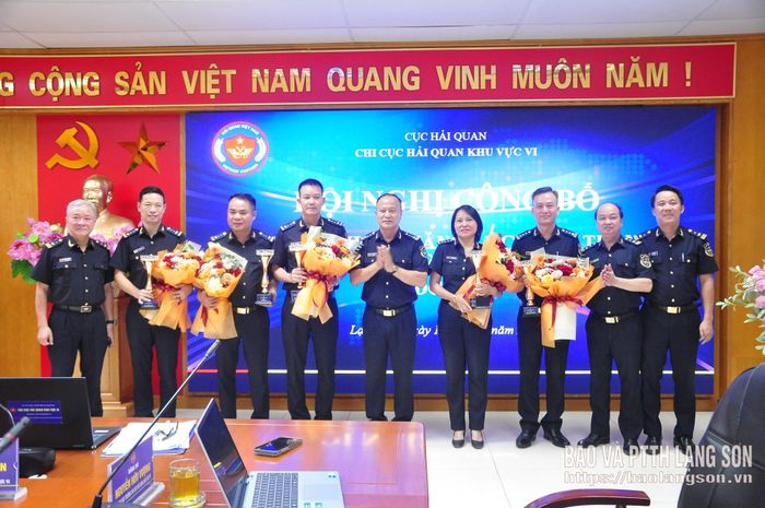 Ban lãnh đạo Chi cục Hải quan khu vực VI chụp ảnh lưu niệm cùng đại diện các đơn vị hải quan cửa khẩu