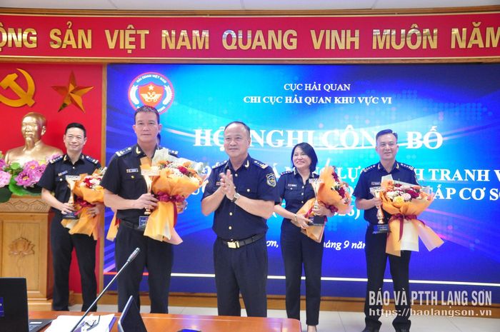 Lãnh đạo Chi cục Hải quan khu vực VI trao cúp và tặng hoa cho đại diện đơn vị xếp vị trí thứ nhất về CDCI năm 2026 