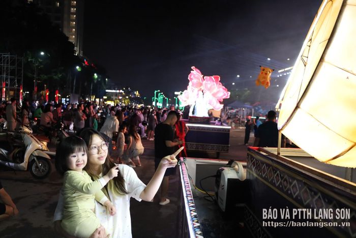 Người dân thích thú ngắm nhìn mô hình đèn lồng tại buổi sơ duyệt