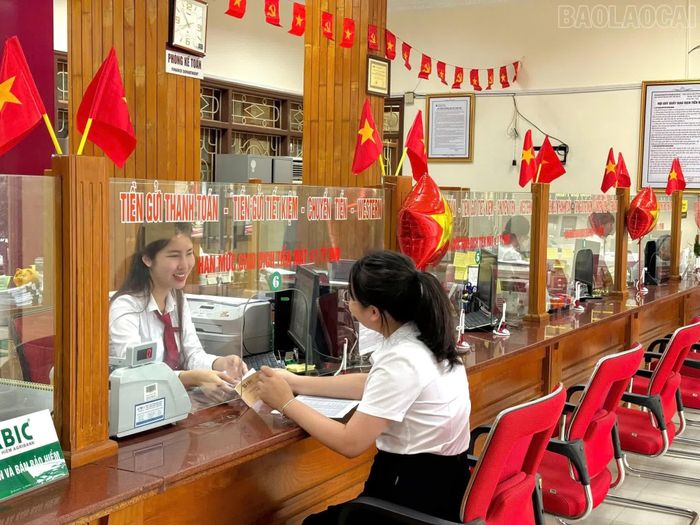 Thủ tục vay vốn được các ngân hàng thực hiện nhanh gọn, tạo điều kiện thuận lợi cho khách hàng.