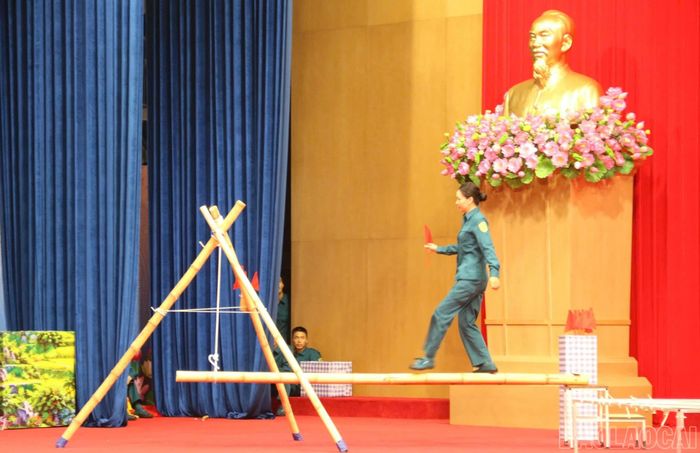 Các thành viên đội thi luyện tập nội dung tham gia Gameshow “Sắc màu sao vuông”.