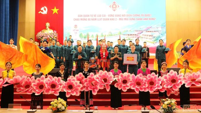 Đoàn công tác tặng quà, động viên đội thi tham gia Gameshow “Sắc màu sao vuông”.
