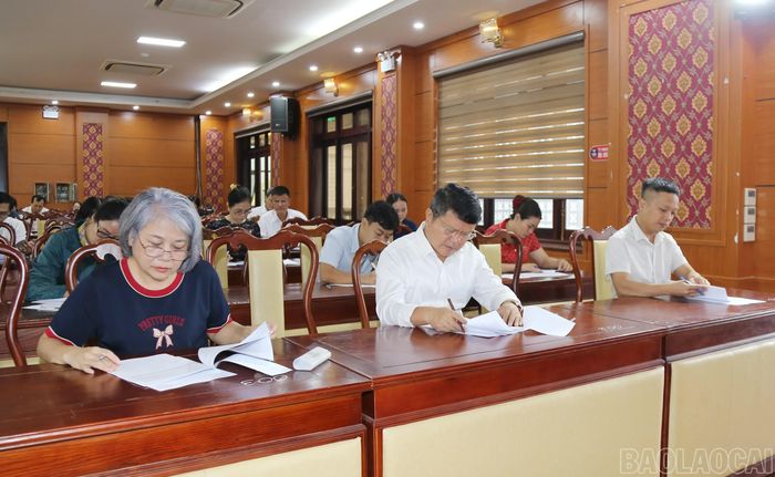 Các thí sinh tham gia từng phần thi.