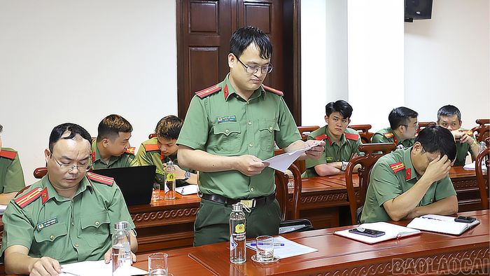 Các đại biểu trình bày tham luận tại hội thảo.