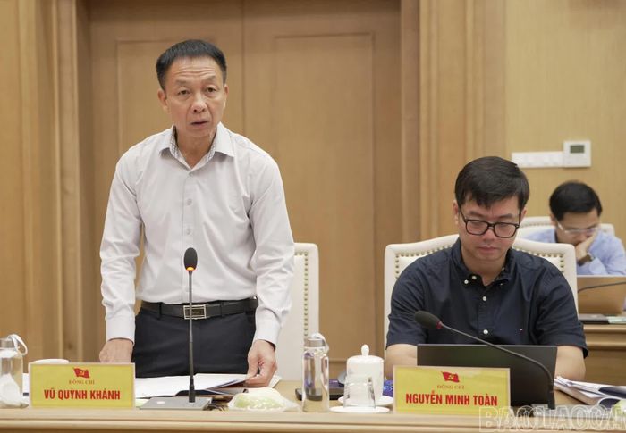 Đồng chí Vũ Quỳnh Khánh - Phó Chủ tịch Thường trực HĐND tỉnh Lào Cai, phát biểu tại phiên họp.