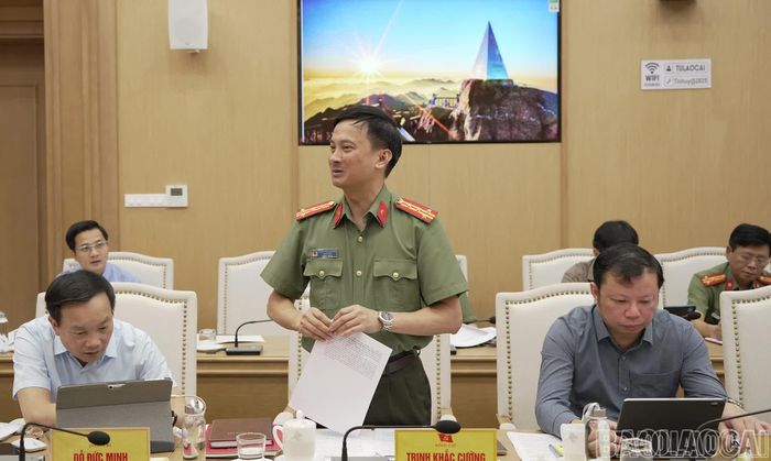 Các thành viên Ban Chỉ đạo báo cáo, phát biểu, thảo luận tại phiên họp.