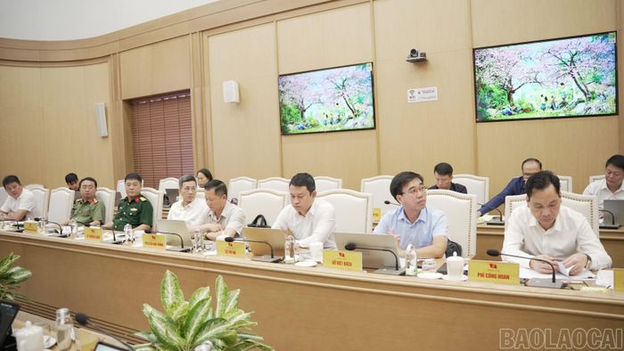 Các thành viên Ban Chỉ đạo giải phóng mặt bằng các dự án trọng điểm tỉnh Lào Cai dự họp.