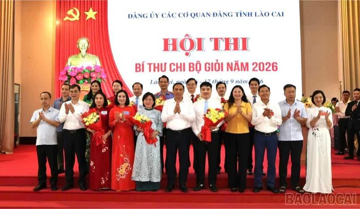 Ban tổ chức Hội thi và các đại biểu tặng hoa chúc mừng, chụp ảnh lưu niệm cùng các thí sinh.