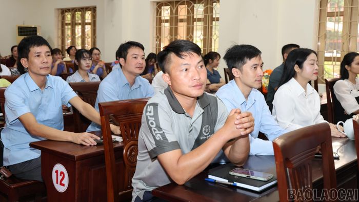 Cán bộ, đảng viên tới cổ vũ hội thi.