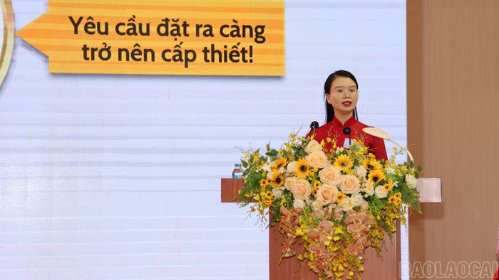 Các thí sinh thuyết trình tại hội thi.