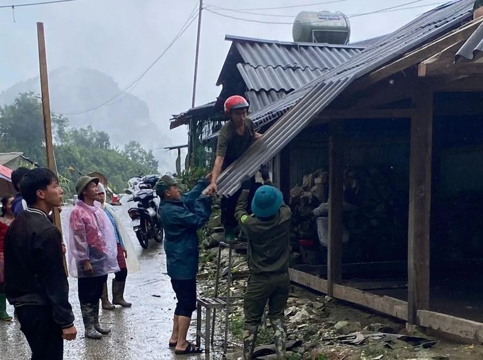  Xã Văn Chấn khẩn trương hỗ trợ các hộ dân di chuyển tài sản đến nơi an toàn. 