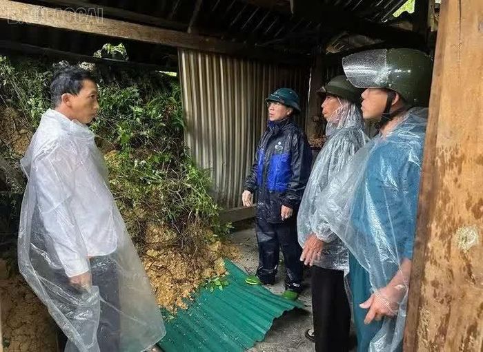 Lãnh đạo UBND xã Phình Hồ kiểm tra tình hình khắc phục thiệt hại do mưa lũ gây ra tại địa phương.