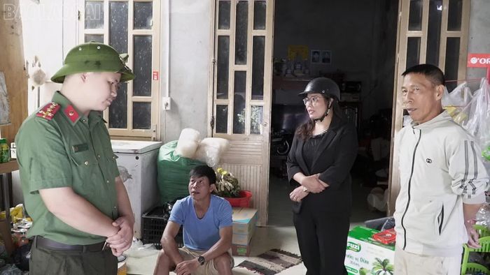 Lãnh đạo xã và công an xã Gia Hội vận động những hộ dân di dời ra khỏi khu vực sạt lở.