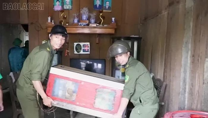 Lực lượng vũ trang giúp các hộ dân vận chuyển tài sản ra khỏi nhà.