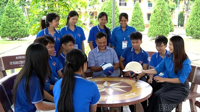 Học sinh Trường THPT Cảm Nhân được hướng dẫn lựa chọn mũ bảo hiểm đúng quy cách.