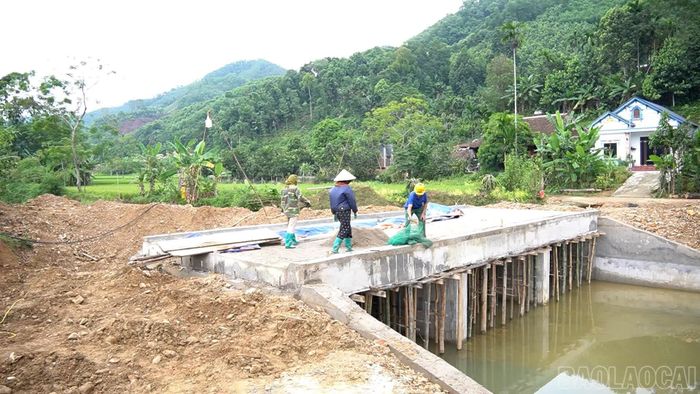 Cầu Khe Bon, thôn Ngòi Sọng hoàn thành sẽ góp phần giảm nỗi lo về đi lại cho học sinh trong mùa mưa lũ.