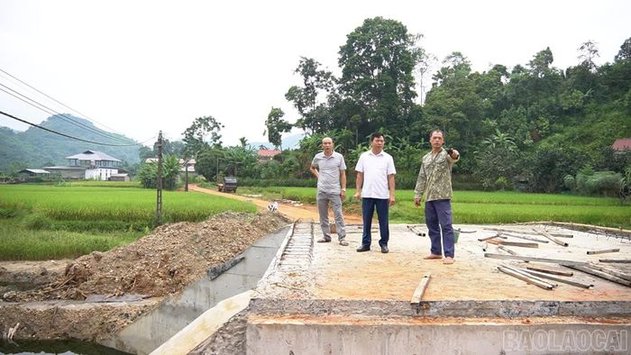 Các công trình hạ tầng giao thông được đầu tư nâng cấp góp phần đảm bảo an toàn cho học sinh xã Cảm Nhân trên đường đến trường.