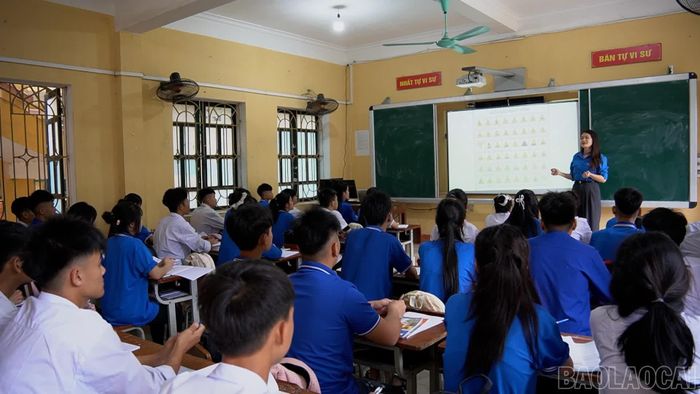 Một tiết học lồng ghép tuyên truyền về Luật An toàn giao thông tại Trường THPT Cảm Nhân, xã Cảm Nhân.