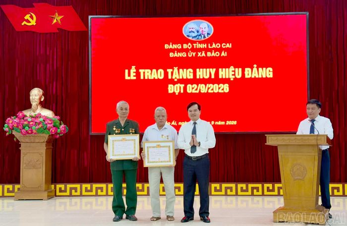  Đồng chí Nguyễn Lê Dũng - Bí thư Đảng ủy, Chủ tịch HĐND xã Bảo Ái trao Huy hiệu 55 năm tuổi Đảng cho đảng viên. 