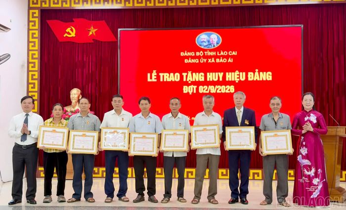 Đồng chí Phan Thanh Yên - Phó Bí thư Thường trực Đảng uỷ xã trao Huy hiệu đợt 2/9 cho các đảng viên đủ điều kiện.